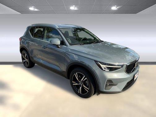 2023 Volvo XC40 B5 Plus Bright Theme