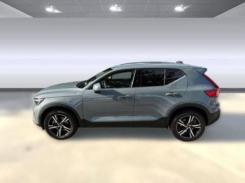 2023 Volvo XC40 B5 Plus Bright Theme