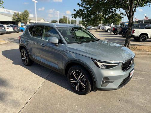 2023 Volvo XC40 B5 Plus Bright Theme