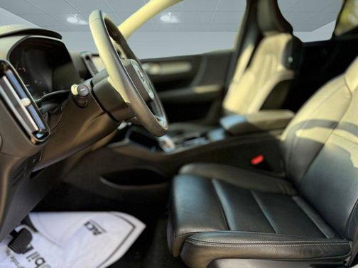 2023 Volvo XC40 B5 Plus Bright Theme