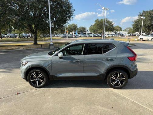 2023 Volvo XC40 B5 Plus Bright Theme