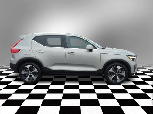 2024 Volvo XC40 B5 Plus Bright Theme