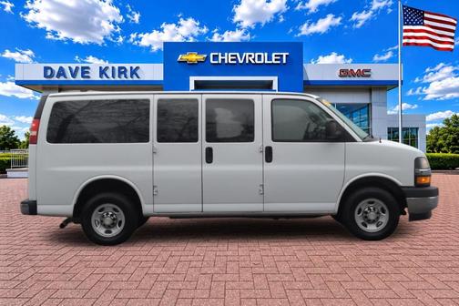 Summit White 2017 Chevrolet Express 2500 LT