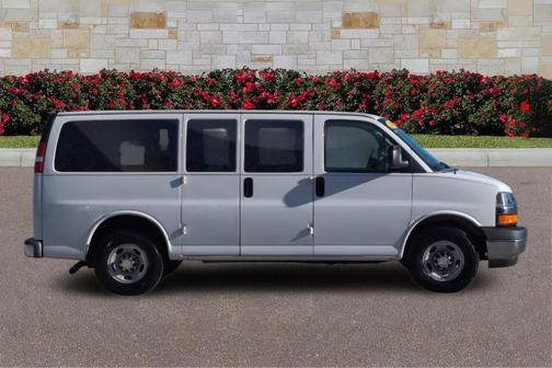 Summit White 2017 Chevrolet Express 2500 LT