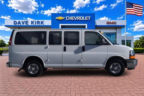 Summit White 2017 Chevrolet Express 2500 LT