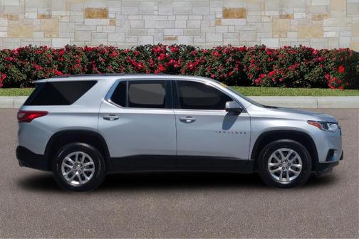 Silver Ice Metallic 2021 Chevrolet Traverse LT Cloth
