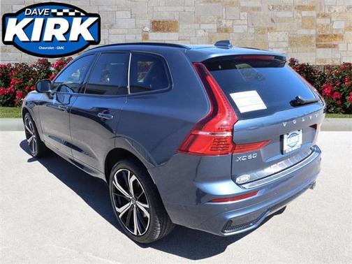2023 Volvo XC60 B6 Ultimate Dark Theme