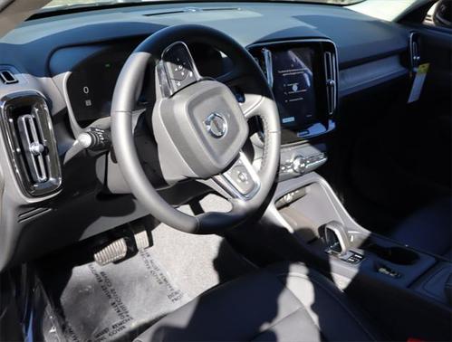 2025 Volvo XC40 B5 Core Bright Theme