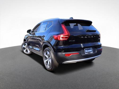 2025 Volvo XC40 B5 Core Bright Theme