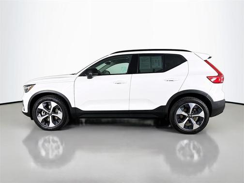 2023 Volvo XC40 B5 Plus Dark Theme