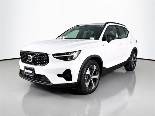 2023 Volvo XC40 B5 Plus Dark Theme