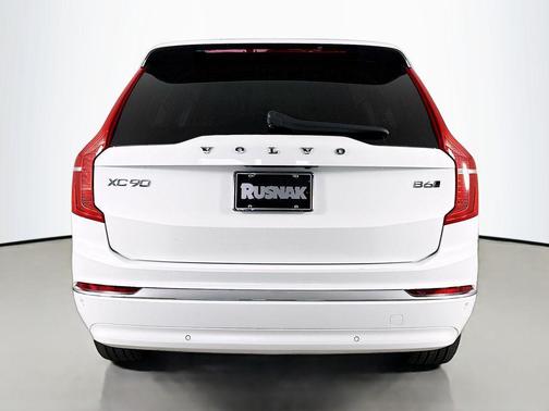 Crystal White Metallic 2023 Volvo XC90 B6 Plus 7-Seater