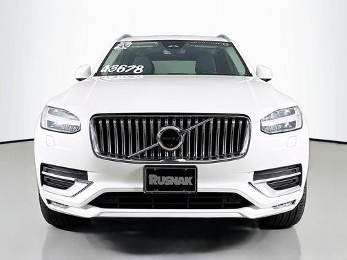 Crystal White Metallic 2023 Volvo XC90 B6 Plus 7-Seater
