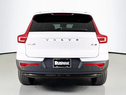 2026 Volvo XC40 Plus, B5 AWD Gas (mild hybrid), Dark