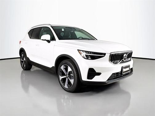 2025 Volvo XC40 B5 Core Bright Theme
