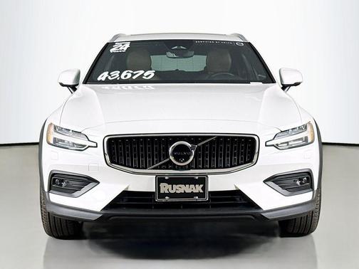 Crystal White 2024 Volvo V60 Cross Country B5 Ultimate