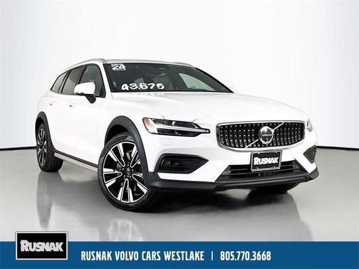 Crystal White 2024 Volvo V60 Cross Country B5 Ultimate
