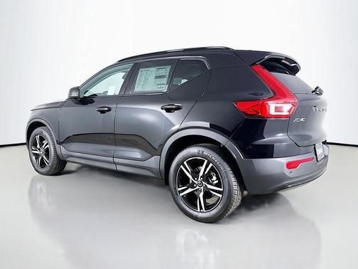 2026 Volvo XC40 B4 Core