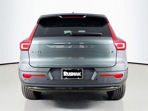 2026 Volvo XC40 Plus, B5 AWD Gas (mild hybrid), Dark