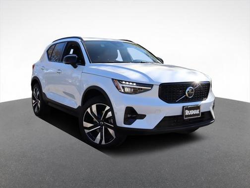 2025 Volvo XC40 B5 Plus Dark Theme