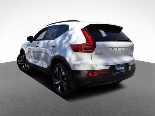 2025 Volvo XC40 B5 Plus Dark Theme