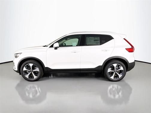 2025 Volvo XC40 B5 Core Bright Theme