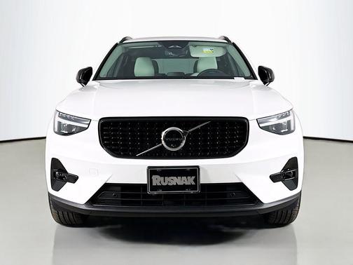 Crystal White 2026 Volvo XC40 Plus, B5 AWD Gas (mild hybrid), Dark