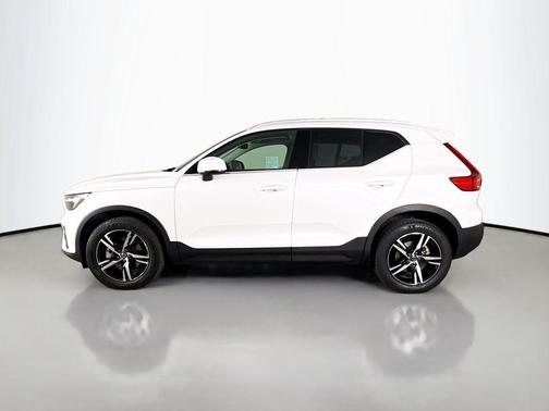 2023 Volvo XC40 B5 Plus Bright Theme