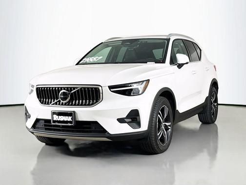 2023 Volvo XC40 B5 Plus Bright Theme