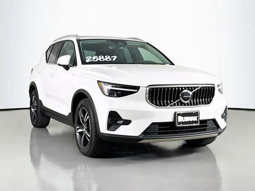 2023 Volvo XC40 B5 Plus Bright Theme