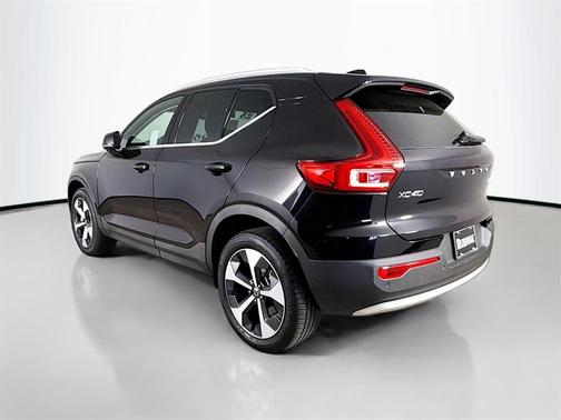 2025 Volvo XC40 B5 Core Bright Theme