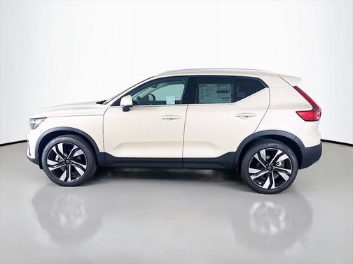 2025 Volvo XC40 B5 Ultra Bright Theme