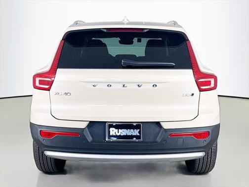 2025 Volvo XC40 B5 Ultra Bright Theme