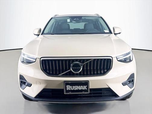 2025 Volvo XC40 B5 Ultra Bright Theme