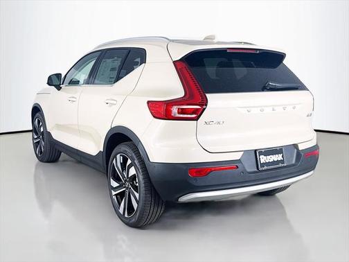 2025 Volvo XC40 B5 Ultra Bright Theme