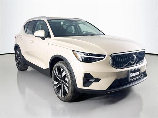 2025 Volvo XC40 B5 Ultra Bright Theme