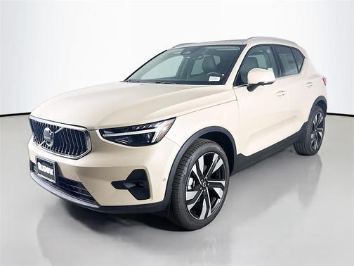 2025 Volvo XC40 B5 Ultra Bright Theme