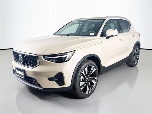 2025 Volvo XC40 B5 Ultra Bright Theme