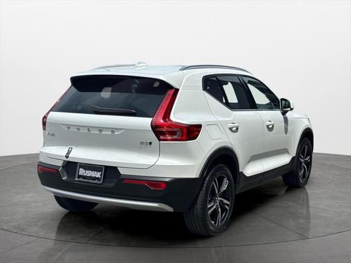 2025 Volvo XC40 B5 Core Bright Theme