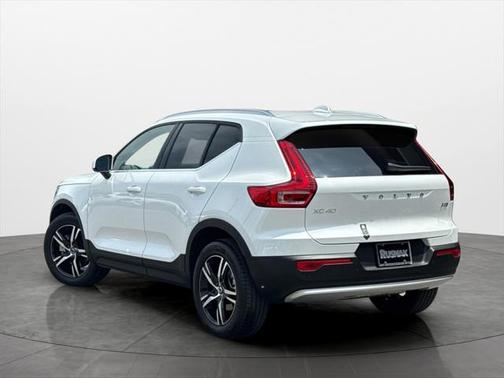 2025 Volvo XC40 B5 Core Bright Theme