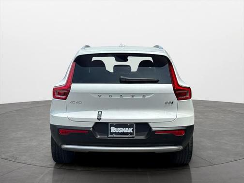 2025 Volvo XC40 B5 Core Bright Theme