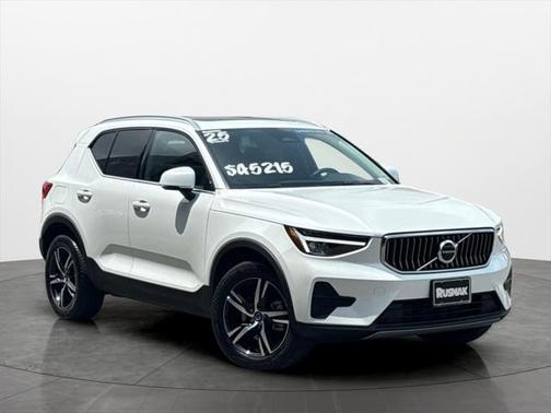 2025 Volvo XC40 B5 Core Bright Theme