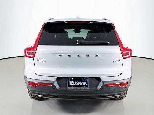 2026 Volvo XC40 Plus, B5 AWD Gas (mild hybrid), Dark