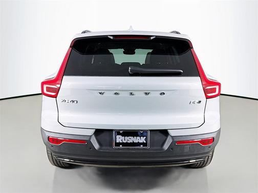 2026 Volvo XC40 Plus, B5 AWD Gas (mild hybrid), Dark