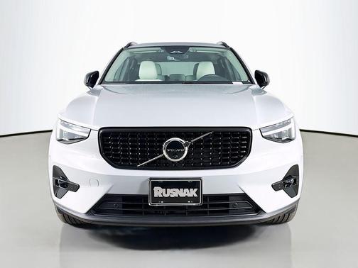 2026 Volvo XC40 Plus, B5 AWD Gas (mild hybrid), Dark