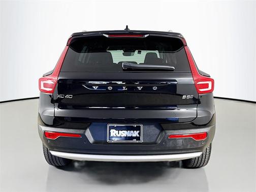 2025 Volvo XC40 B5 Core Bright Theme