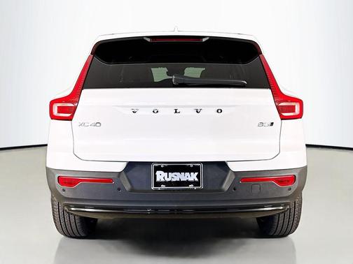 Crystal White 2026 Volvo XC40 Ultra, B5 AWD Gas (mild hybrid), Dark