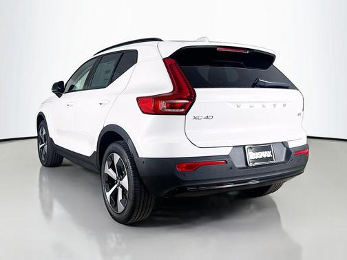 2026 Volvo XC40 Plus, B4 FWD Gas (mild hybrid), Dark