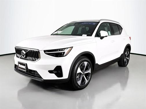 2025 Volvo XC40 B5 Plus Bright Theme