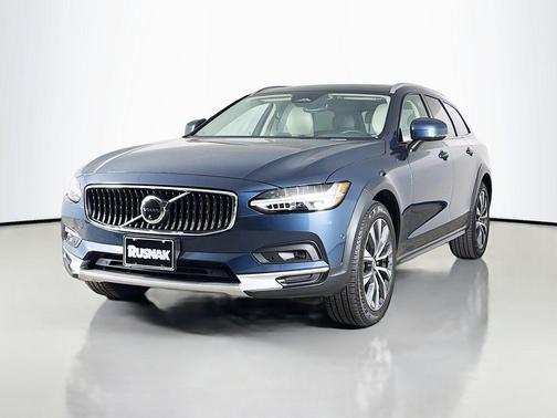 Denim Blue Metallic 2025 Volvo V90 Cross Country Plus, B6 AWD Gas (mild hybrid)